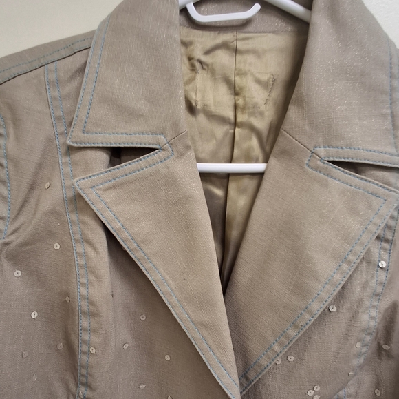 Blazer - Picture 3 of 10